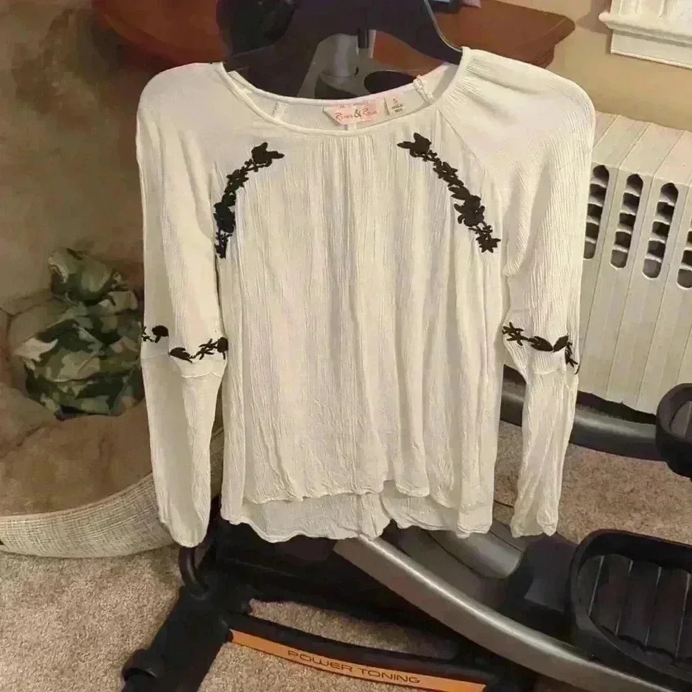 River and rose, small, white cardigan